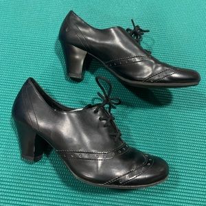 shiny black oxford pumps